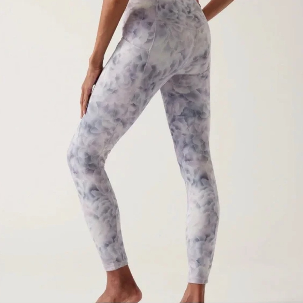 Athleta Salutation Stash Leggings